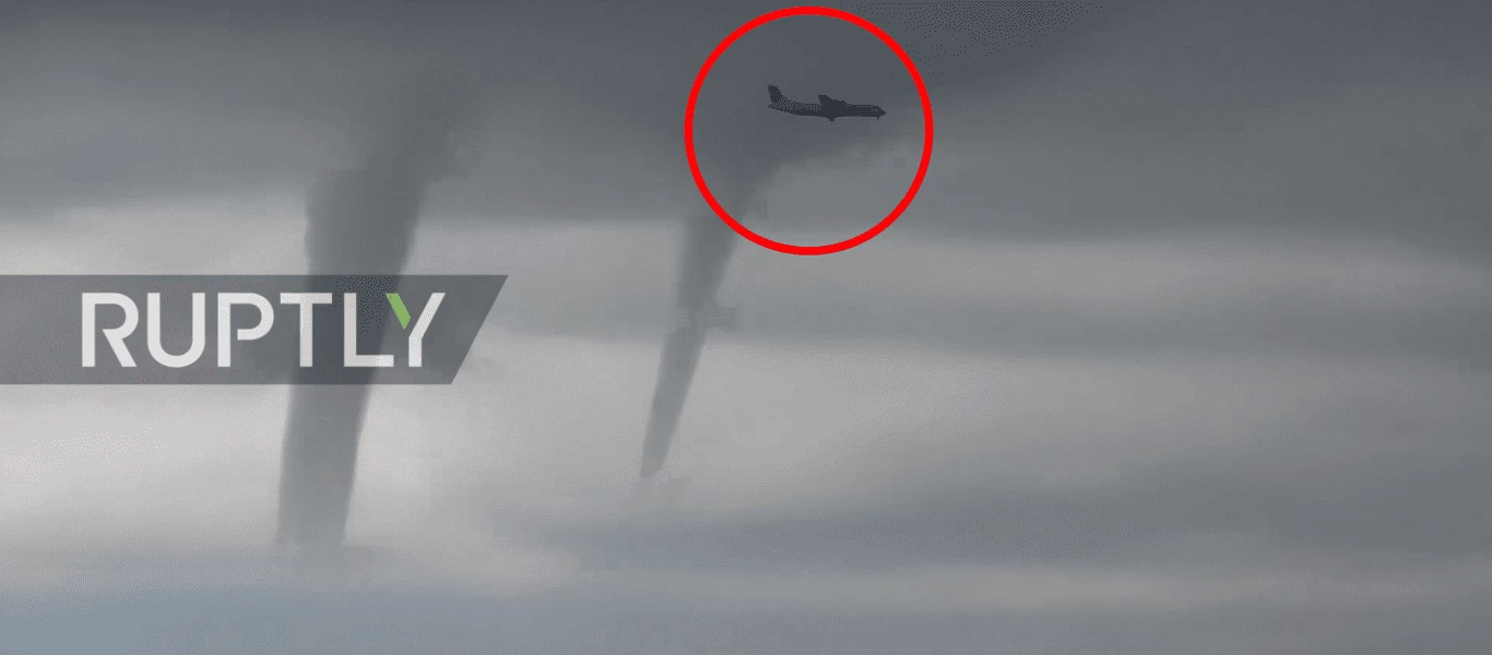 Πιλότος περνάει μέσα από 3 υδροστρόβιλους στο Σότσι της Ρωσίας (βίντεο)